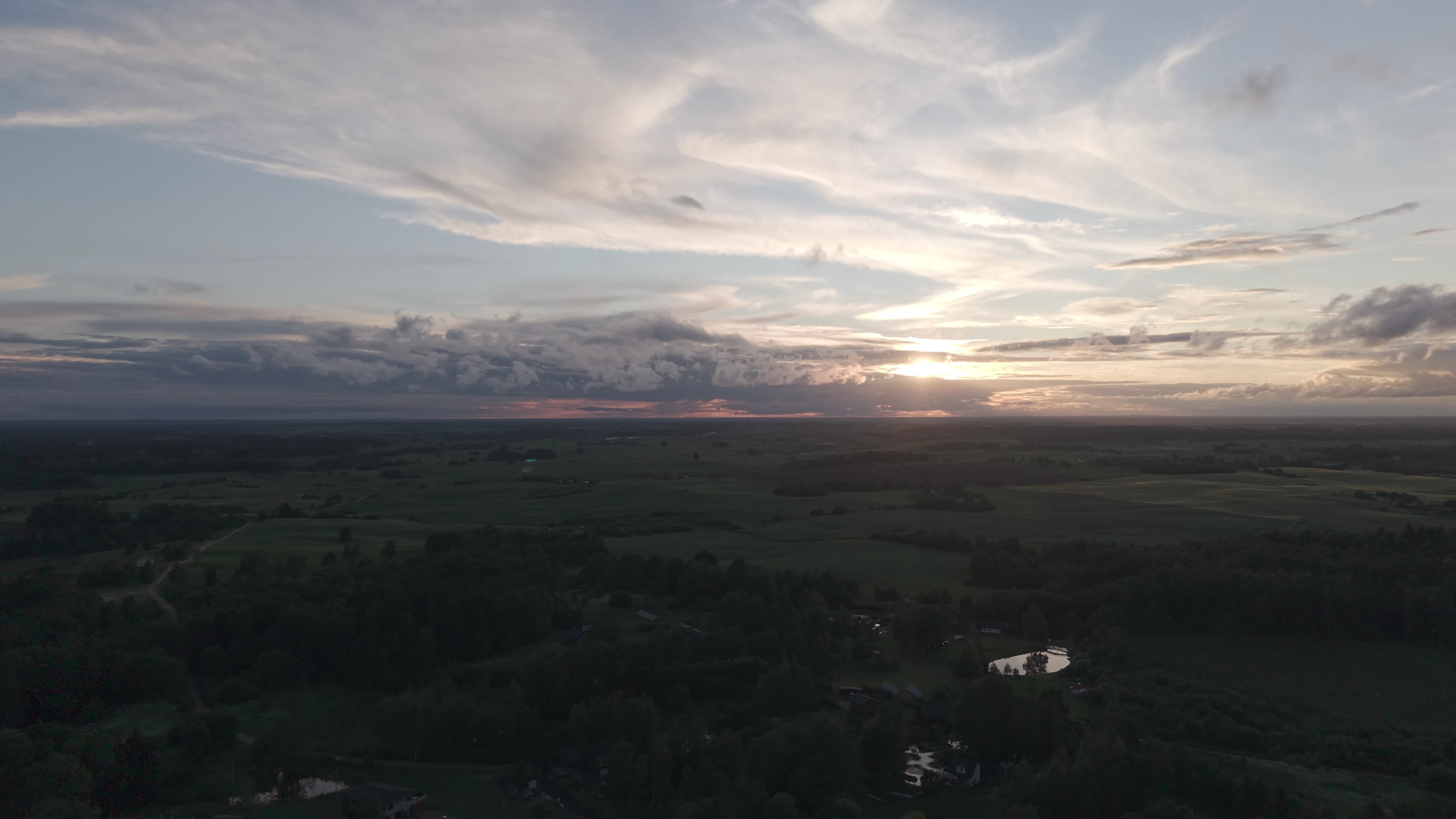 Miško ir Lietuvos kraštovaizdžio panorama vakaro šviesoje